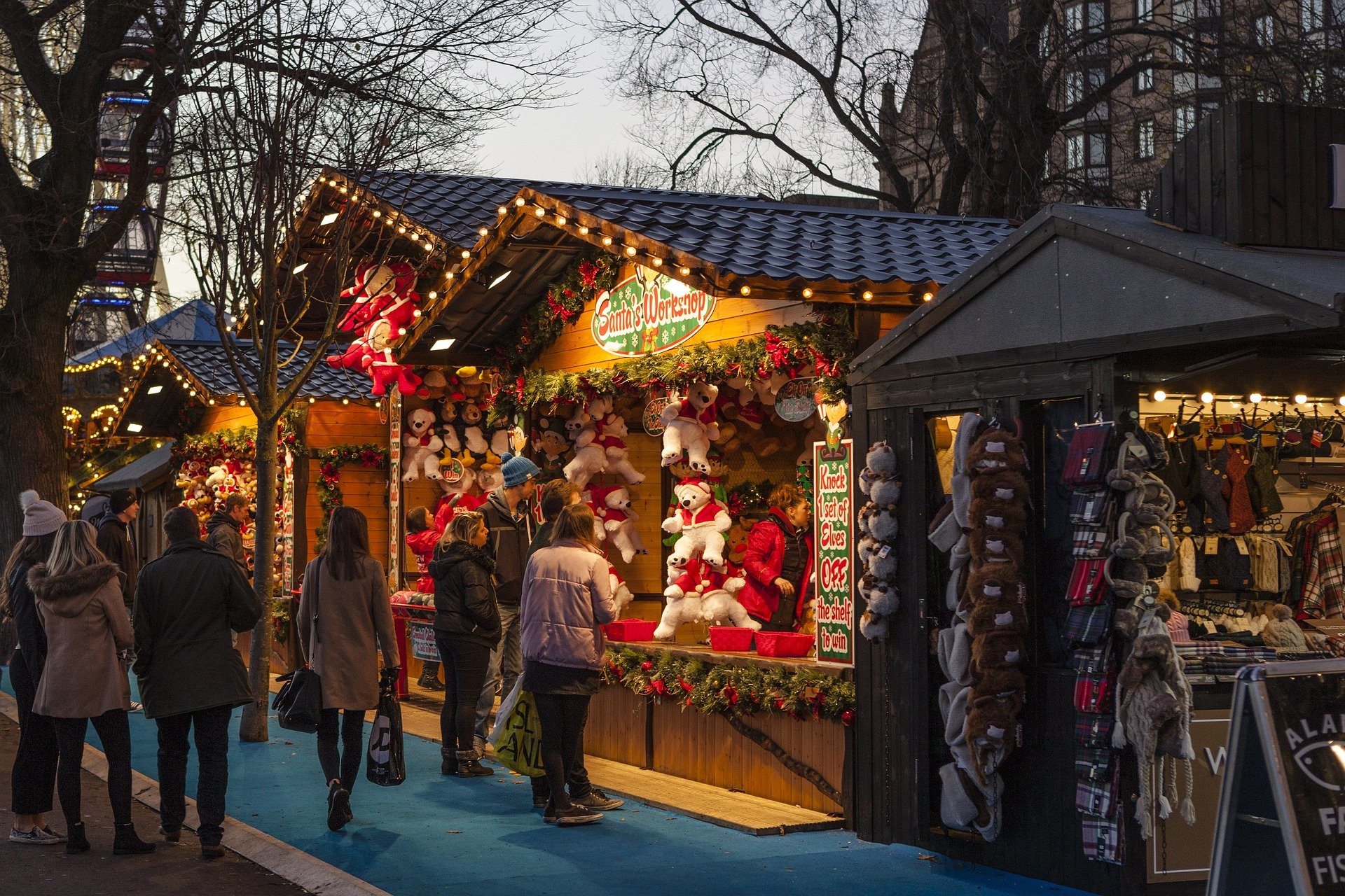 Christmas market stalls in the dusk, to represent our list of Derbyshire Christmas Markets 2021