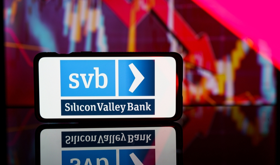 a phone showing an image of the Silicon Valley Bank logo, illustrating an article on investment markets in March 2023